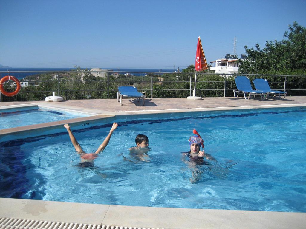 איסטרו Stelios Apartments מראה חיצוני תמונה