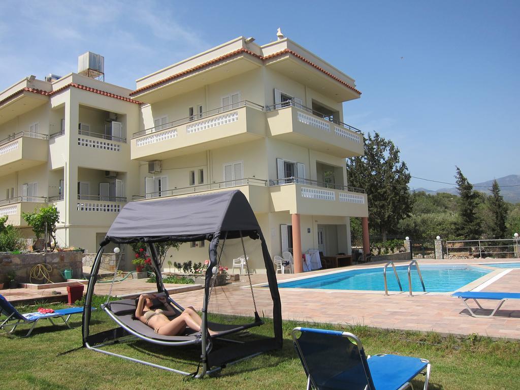 איסטרו Stelios Apartments מראה חיצוני תמונה
